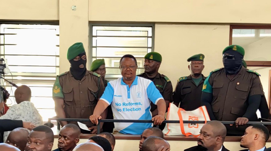 Tundu Lissu in a courtroom flanked by security officers