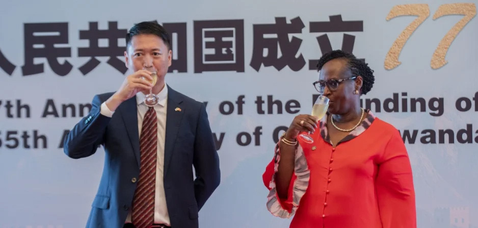 Chinese Ambassador Gao Wenqi and a Rwandan official raising glasses at an anniversary reception